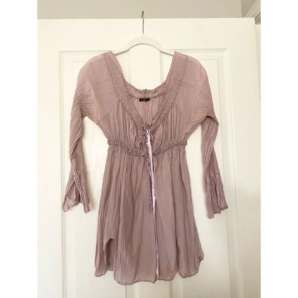 Beautiful vintage LOLA boutique peasant top in a soft dusty purple tone 🤍